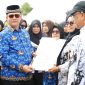 Bupati Aceh Utara Ayah Wa usai peringatan Hardikda 2026, menyerahkan penghargaan kepada guru berprestasi di Aceh Utara. 