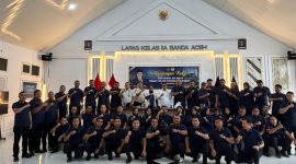 Anggota DPR-RI asal Aceh Muslim Ayub berfoto bersama jajaran Lapas Kelas IIA Banda Aceh, saat kunker ke rumah tahanan itu, Kamis, (3/9/2026).(Foto/mediaaceh.co.id/istimewa).