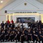 Anggota DPR-RI asal Aceh Muslim Ayub berfoto bersama jajaran Lapas Kelas IIA Banda Aceh, saat kunker ke rumah tahanan itu, Kamis, (3/9/2026).(Foto/mediaaceh.co.id/istimewa).