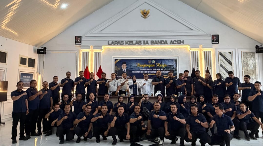 Anggota DPR-RI asal Aceh Muslim Ayub berfoto bersama jajaran Lapas Kelas IIA Banda Aceh, saat kunker ke rumah tahanan itu, Kamis, (3/9/2026).(Foto/mediaaceh.co.id/istimewa).