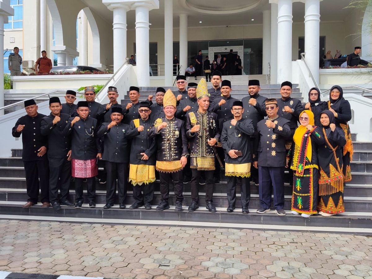 Bupati Aceh Utara H. Ismail A Jalil, SE., MM dan Wakil Bupati Aceh Utara Tarmizi Panyang, S.I.Kom foto bersama dengan menggunakan pakaian adat Aceh dalam rangka menyambut Milad ke-800 Samudra Pasai dan Aceh Utara. 