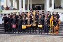 Bupati Aceh Utara H. Ismail A Jalil, SE., MM dan Wakil Bupati Aceh Utara Tarmizi Panyang, S.I.Kom foto bersama dengan menggunakan pakaian adat Aceh dalam rangka menyambut Milad ke-800 Samudra Pasai dan Aceh Utara. 