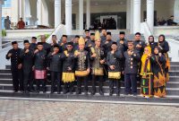 Bupati Aceh Utara H. Ismail A Jalil, SE., MM dan Wakil Bupati Aceh Utara Tarmizi Panyang, S.I.Kom foto bersama dengan menggunakan pakaian adat Aceh dalam rangka menyambut Milad ke-800 Samudra Pasai dan Aceh Utara.