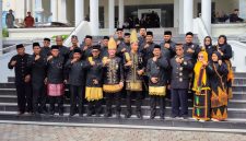 Bupati Aceh Utara H. Ismail A Jalil, SE., MM dan Wakil Bupati Aceh Utara Tarmizi Panyang, S.I.Kom foto bersama dengan menggunakan pakaian adat Aceh dalam rangka menyambut Milad ke-800 Samudra Pasai dan Aceh Utara. 