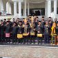 Bupati Aceh Utara H. Ismail A Jalil, SE., MM dan Wakil Bupati Aceh Utara Tarmizi Panyang, S.I.Kom foto bersama dengan menggunakan pakaian adat Aceh dalam rangka menyambut Milad ke-800 Samudra Pasai dan Aceh Utara. 