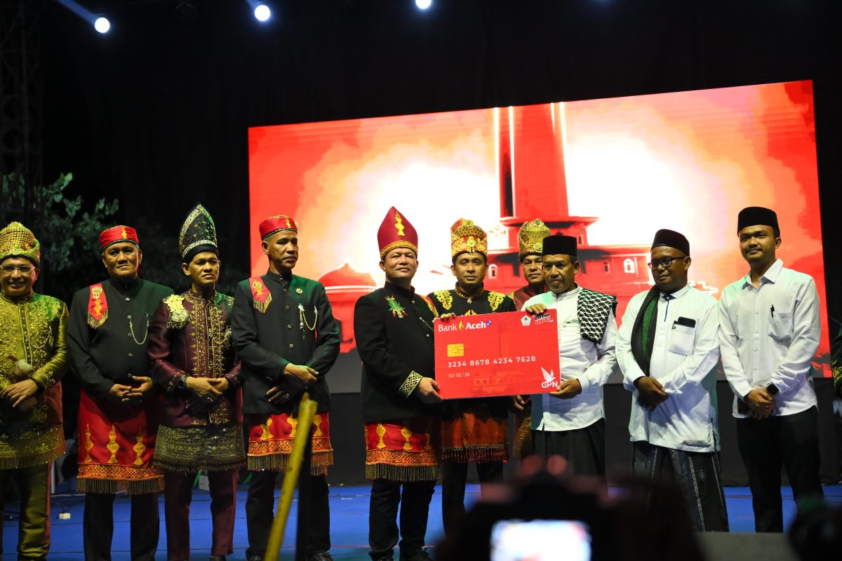 Saat Bupati Aceh Utara H. Ismail A Jalil, SE., MM meluncurkan ATM Aceh Utara Bangkit di malam pembukaan Harlah Samudra Pasai ke-800 Tahun. 