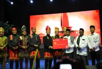 Saat Bupati Aceh Utara H. Ismail A Jalil, SE., MM meluncurkan ATM Aceh Utara Bangkit di malam pembukaan Harlah Samudra Pasai ke-800 Tahun. 