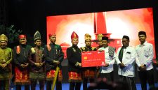 Saat Bupati Aceh Utara H. Ismail A Jalil, SE., MM meluncurkan ATM Aceh Utara Bangkit di malam pembukaan Harlah Samudra Pasai ke-800 Tahun. 