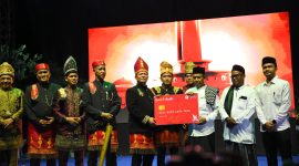 Saat Bupati Aceh Utara H. Ismail A Jalil, SE., MM meluncurkan ATM Aceh Utara Bangkit di malam pembukaan Harlah Samudra Pasai ke-800 Tahun. 