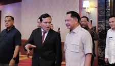 Wakil Gubernur Aceh Fadhlullah SE berbincang-bincang dengan Mendagri Tito Karnavian