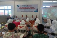 Plt. Asisten III Setdakab Aceh Selatan Suhatril, sedang memberikan pengarahan saat membuka pelatihan jurnalistik badi pelajar SMTA sederajat di Aula Kominfodan Asel.(Foto/mediaaceh.co.id/istimewa).