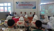 Plt. Asisten III Setdakab Aceh Selatan Suhatril, sedang memberikan pengarahan saat membuka pelatihan jurnalistik badi pelajar SMTA sederajat di Aula Kominfodan Asel.(Foto/mediaaceh.co.id/istimewa).