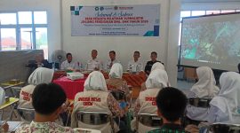 Plt. Asisten III Setdakab Aceh Selatan Suhatril, sedang memberikan pengarahan saat membuka pelatihan jurnalistik badi pelajar SMTA sederajat di Aula Kominfodan Asel.(Foto/mediaaceh.co.id/istimewa).