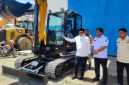 Bupati Aceh Tengah terima bantuan Pemda Sumut berupa Excavator Mini guna penanganan Bencana. 