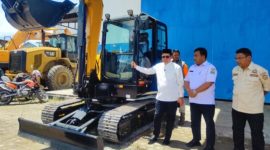 Bupati Aceh Tengah terima bantuan Pemda Sumut berupa Excavator Mini guna penanganan Bencana. 