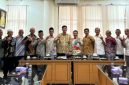 Bupati HMW poto bersama dengan Direktur Poltas Nuzuli Fitriadi dan  peserta rapat di Aula Lt. II Kantor Bupati setempat, Kamis, (10/9/2026).(Poto/mediaaceh.co.id/istimewa).