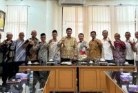 Bupati HMW poto bersama dengan Direktur Poltas Nuzuli Fitriadi dan peserta rapat di Aula Lt. II Kantor Bupati setempat, Kamis, (10/9/2026).(Poto/mediaaceh.co.id/istimewa).
