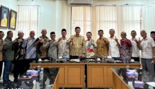 Bupati HMW poto bersama dengan Direktur Poltas Nuzuli Fitriadi dan  peserta rapat di Aula Lt. II Kantor Bupati setempat, Kamis, (10/9/2026).(Poto/mediaaceh.co.id/istimewa).