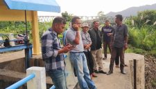 Anggota DPRK Asel Mistan Aulia (kanan) meninjau Irigasi Paya Dapur Kluet Timur bersama tim BPBD setempat, Jumat, (11/9/2026).(Poto/media eh.co.id/istimewa).