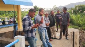 Anggota DPRK Asel Mistan Aulia (kanan) meninjau Irigasi Paya Dapur Kluet Timur bersama tim BPBD setempat, Jumat, (11/9/2026).(Poto/media eh.co.id/istimewa).