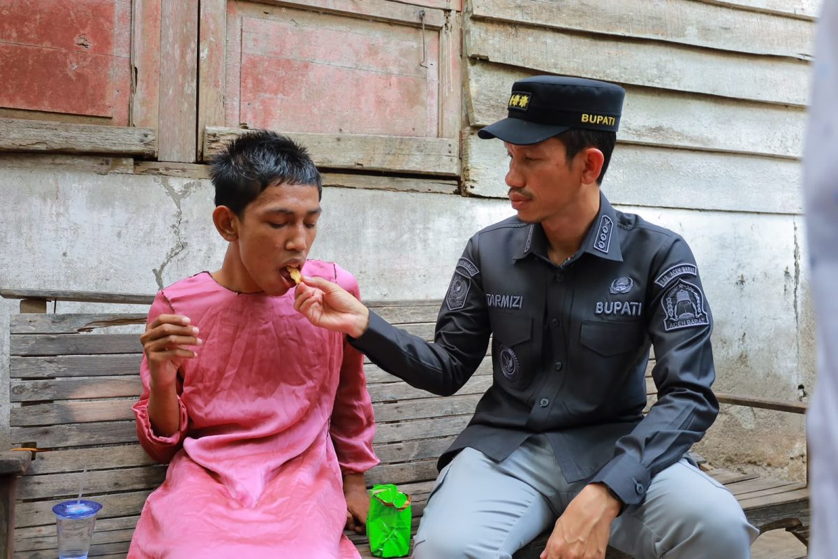 Bupati Aceh Barat Tarmizi saat membesuk orang dalam gangguan jiwa di daerahnya. 