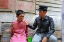 Bupati Aceh Barat Tarmizi saat membesuk orang dalam gangguan jiwa di daerahnya. 