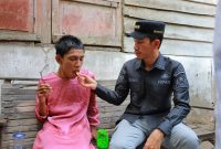 Bupati Aceh Barat Tarmizi saat membesuk orang dalam gangguan jiwa di daerahnya. 