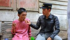 Bupati Aceh Barat Tarmizi saat membesuk orang dalam gangguan jiwa di daerahnya. 