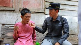 Bupati Aceh Barat Tarmizi saat membesuk orang dalam gangguan jiwa di daerahnya. 