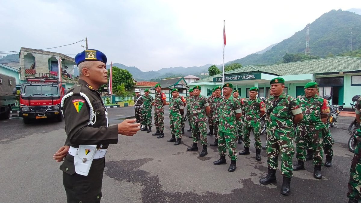 Lettu (CPM) Surianto sedang memberikan pengarahan dalam rangka penertiban kendaraan dinas militer di Halaman Makodim 0107/Aceh Selatan, Rabu, (16/9/2026).(Poto/mediaaceh.co.id/istimewa).