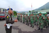 Lettu (CPM) Surianto sedang memberikan pengarahan dalam rangka penertiban kendaraan dinas militer di Halaman Makodim 0107/Aceh Selatan, Rabu, (16/9/2026).(Poto/mediaaceh.co.id/istimewa).