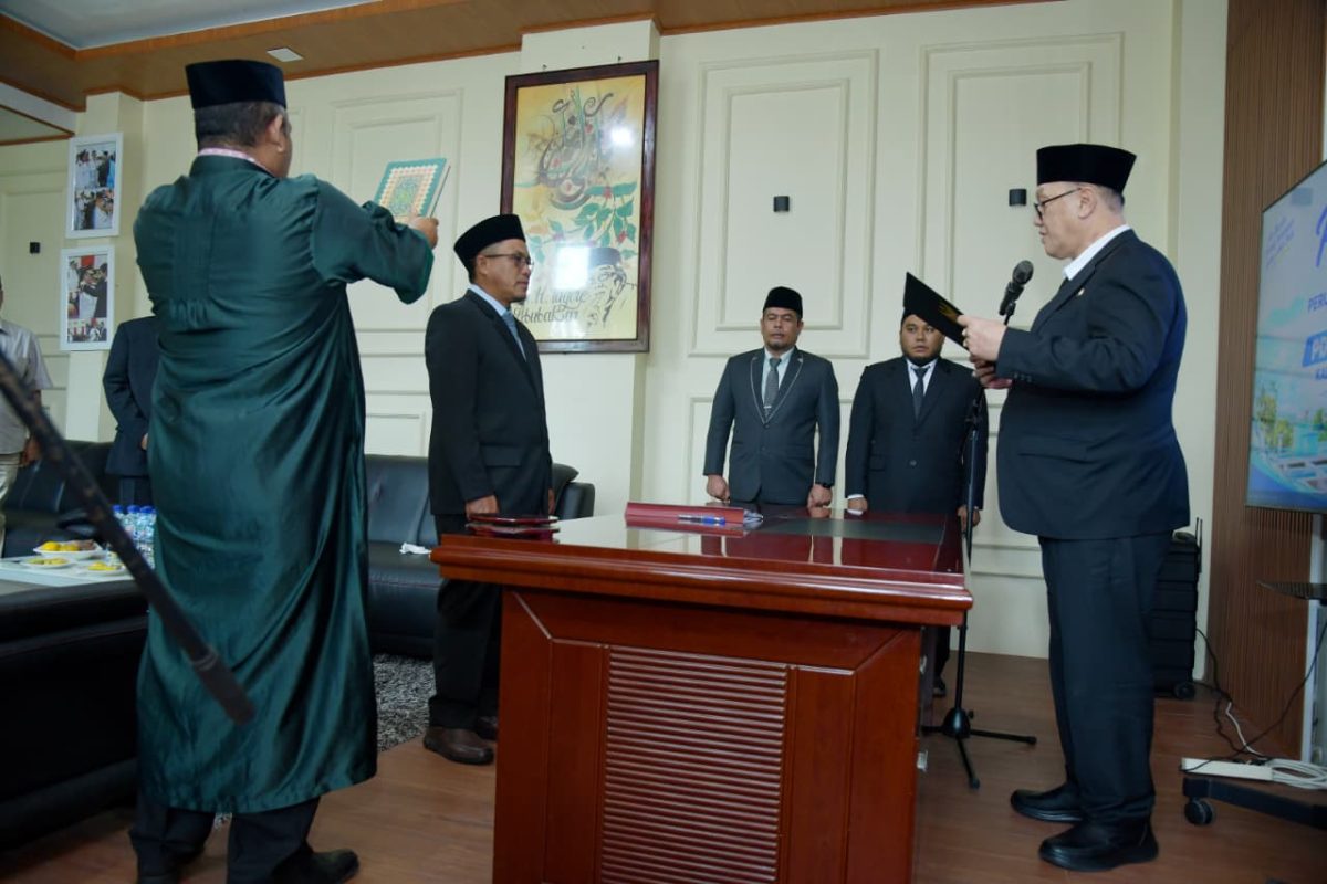 Prosesi pelantikan Rahmatsyah, ST sebagai Direktur Perusahaan Umum Daerah (Perumda) Air Minum Tirta Bengi oleh Bupati Bener Meriah oleh H. Ir. Tagore AB. 