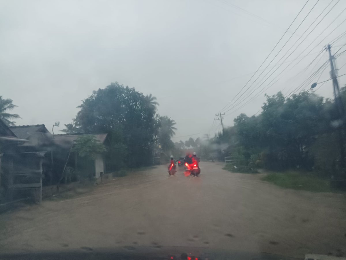 Kondisi jalan di Aceh Selatan saat hujan lebat mengguyur wilayah tersebut pada Rabu, (16/9). 