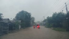 Kondisi jalan di Aceh Selatan saat hujan lebat mengguyur wilayah tersebut pada Rabu, (16/9). 