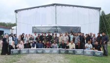 Para peserta kegiatan, lakukan foto bersama. Sebanyak 19 Kelompok Usaha Perhutanan Sosial (KUPS) di Aceh mendapatkan pendampingan pengembangan usaha berbasis hutan dan akses pembiayaan melalui pendekatan blended finance, Kamis (17/9/2026).
Foto: Tribun Gayo