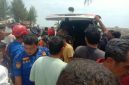 Tim Gabungan mengevakuasi jenazah korban ke dalam mobil untuk diserahkan kepada pihak keluarga korban.(Foto/mediaaceh.co.id/(istimewa).