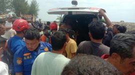 Tim Gabungan mengevakuasi jenazah korban ke dalam mobil untuk diserahkan kepada pihak keluarga korban.(Foto/mediaaceh.co.id/(istimewa).