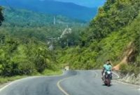 Badan Jalan Kabupaten lintasan pegunungan Gunung Sekorong Kluet Timur Aceh Selatan tanpa fasilitas drainase dan rawan  longsor sehingga warga dihantui was-was.(Foto/mediaaceh.co.id/istimewa).