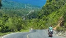 Badan Jalan Kabupaten lintasan pegunungan Gunung Sekorong Kluet Timur Aceh Selatan tanpa fasilitas drainase dan rawan  longsor sehingga warga dihantui was-was.(Foto/mediaaceh.co.id/istimewa).