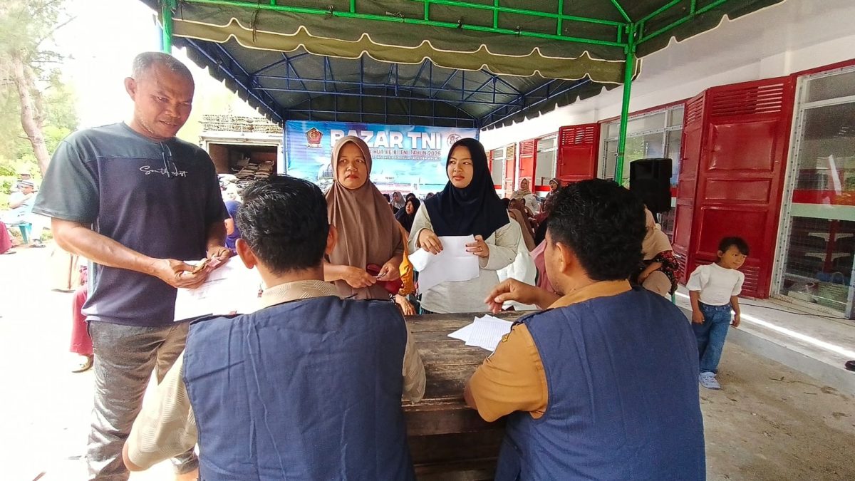 Petugas melayani beberapa warga yang membeli paket pasar murah di Gerai KDMP Gampong Air Pinang Tapaktuan, Senin, (22/9/2026).(Foto/mediaaceh.co.id/istimewa).