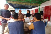 Petugas melayani beberapa warga yang membeli paket pasar murah di Gerai KDMP Gampong Air Pinang Tapaktuan, Senin, (22/9/2026).(Foto/mediaaceh.co.id/istimewa).