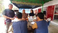 Petugas melayani beberapa warga yang membeli paket pasar murah di Gerai KDMP Gampong Air Pinang Tapaktuan, Senin, (22/9/2026).(Foto/mediaaceh.co.id/istimewa).