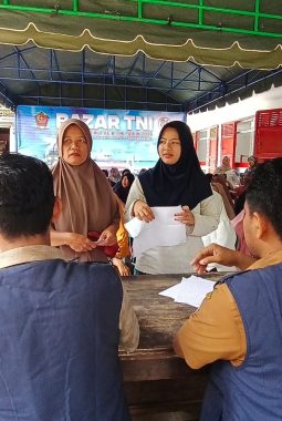 Jelang HUT TNI Ke-81, Warga Serbu Pasar Murah 