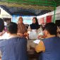 Petugas melayani beberapa warga yang membeli paket pasar murah di Gerai KDMP Gampong Air Pinang Tapaktuan, Senin, (22/9/2026).(Foto/mediaaceh.co.id/istimewa).