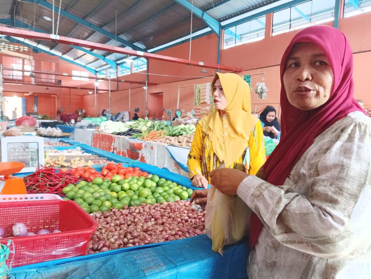 Pedagang  berdiri dan depan "lapak", berharap Pemkab peduli terhadap keberadaan Pasar Inpres Tapaktuan, Selasa, (22/9/2026).(Foto/mediaaceh.co.id/Maslow Kluet).