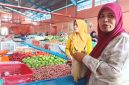 Pedagang  berdiri dan depan "lapak", berharap Pemkab peduli terhadap keberadaan Pasar Inpres Tapaktuan, Selasa, (22/9/2026).(Foto/mediaaceh.co.id/Maslow Kluet).