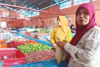 Pedagang  berdiri dan depan "lapak", berharap Pemkab peduli terhadap keberadaan Pasar Inpres Tapaktuan, Selasa, (22/9/2026).(Foto/mediaaceh.co.id/Maslow Kluet).