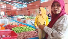 Pedagang  berdiri dan depan "lapak", berharap Pemkab peduli terhadap keberadaan Pasar Inpres Tapaktuan, Selasa, (22/9/2026).(Foto/mediaaceh.co.id/Maslow Kluet).