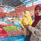 Pedagang  berdiri dan depan "lapak", berharap Pemkab peduli terhadap keberadaan Pasar Inpres Tapaktuan, Selasa, (22/9/2026).(Foto/mediaaceh.co.id/Maslow Kluet).