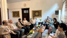 Foto bersama kedutaan besar Myanmar, Mang Hau Thang didampingi Counsellor Shwe Yi Phyo, First Secretary San Nyunt Aung, dan Chief of Chancery Htet Htet Aung dan KSMI, Ketua Umum Yan Mulia Abidin, dan pengurus lainnya, Tundra Meliala, Moko Pamungkas, Meina Paloh, M. Iksan Tauleka, Dudung Abdul Rachman, Marino. (Dok.KSMI)